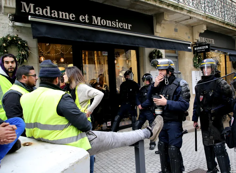 Kaos na francuskim autocestama: Žuti prsluci palili naplatne kućice