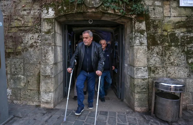 Iako je jutros iza&scaron;ao iz bolnice gdje se liječio od plućne embolije zagrebački gradonačelnik Milan Bandić je već večeras obi&scaron;ao hvaljeni Advent u Zagrebu. Niti &scaron;take ga nisu zaustavile u &scaron;etnji centrom grada.