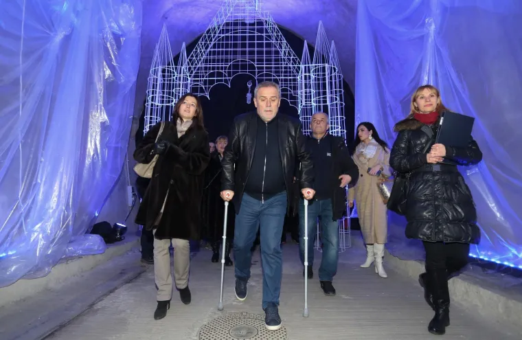 Iako je jutros iza&scaron;ao iz bolnice gdje se liječio od plućne embolije zagrebački gradonačelnik Milan Bandić je već večeras obi&scaron;ao hvaljeni Advent u Zagrebu. Niti &scaron;take ga nisu zaustavile u &scaron;etnji centrom grada.