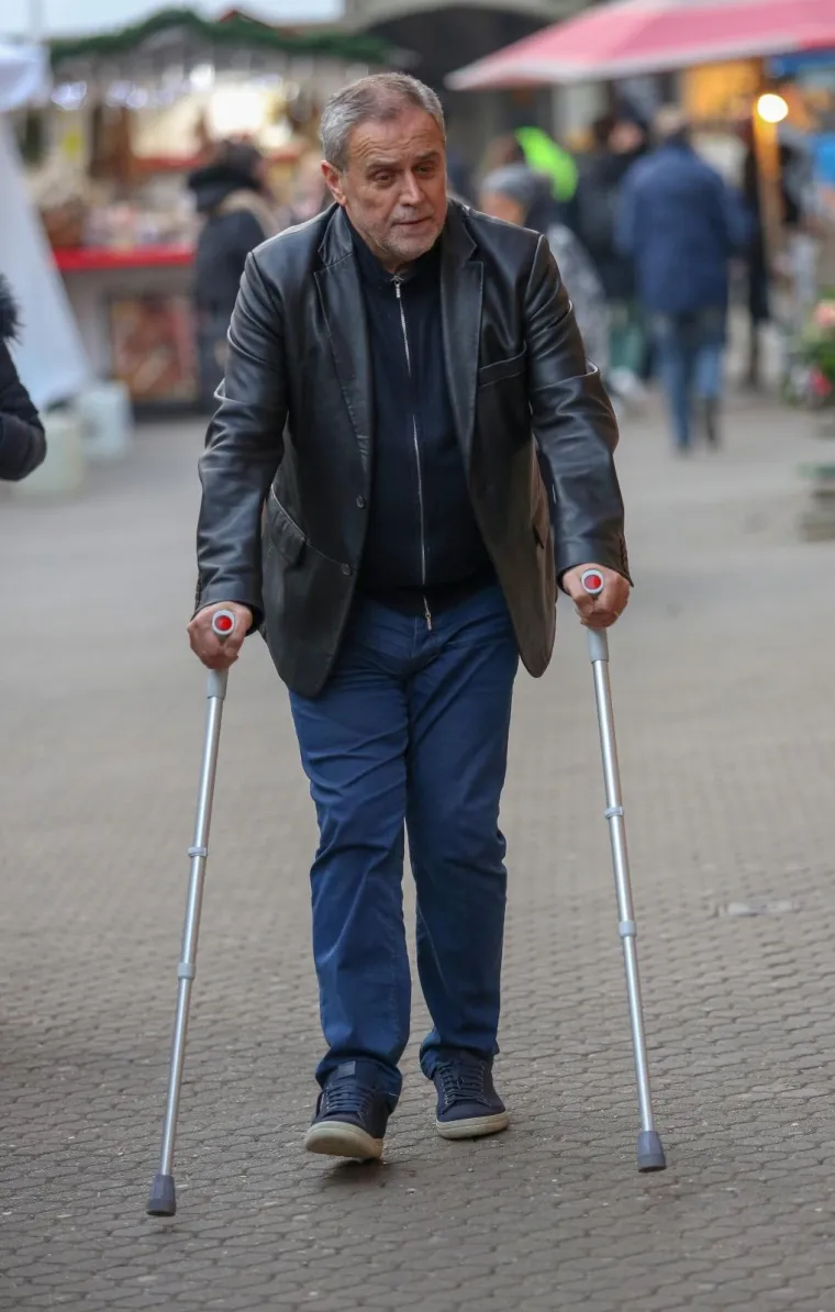 Iako je jutros iza&scaron;ao iz bolnice gdje se liječio od plućne embolije zagrebački gradonačelnik Milan Bandić je već večeras obi&scaron;ao hvaljeni Advent u Zagrebu. Niti &scaron;take ga nisu zaustavile u &scaron;etnji centrom grada.