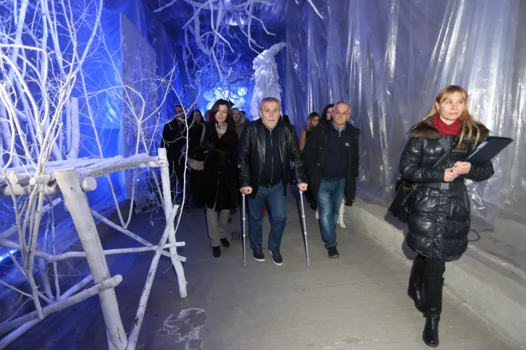 Iako je jutros iza&scaron;ao iz bolnice gdje se liječio od plućne embolije zagrebački gradonačelnik Milan Bandić je već večeras obi&scaron;ao hvaljeni Advent u Zagrebu. Niti &scaron;take ga nisu zaustavile u &scaron;etnji centrom grada.