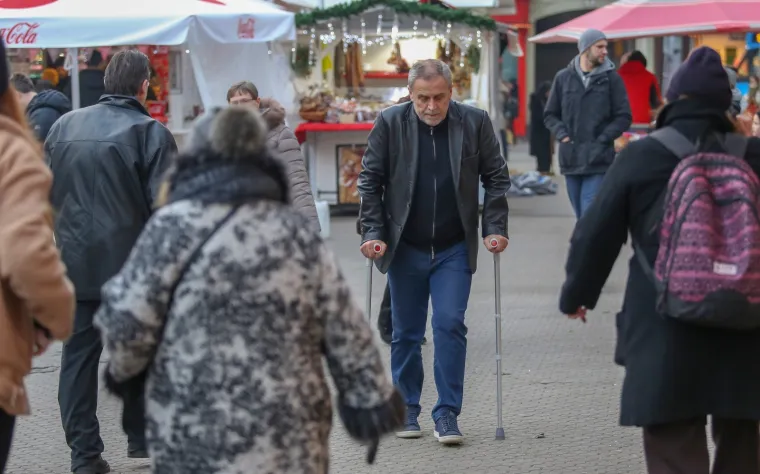Iako je jutros iza&scaron;ao iz bolnice gdje se liječio od plućne embolije zagrebački gradonačelnik Milan Bandić je već večeras obi&scaron;ao hvaljeni Advent u Zagrebu. Niti &scaron;take ga nisu zaustavile u &scaron;etnji centrom grada.
