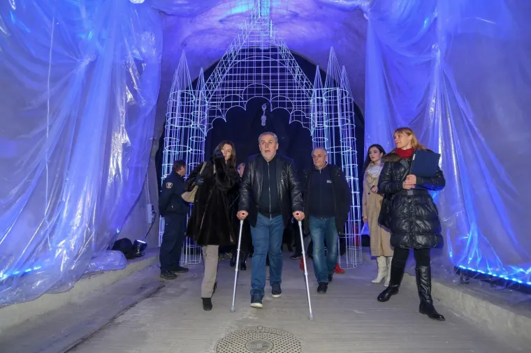 Iako je jutros iza&scaron;ao iz bolnice gdje se liječio od plućne embolije zagrebački gradonačelnik Milan Bandić je već večeras obi&scaron;ao hvaljeni Advent u Zagrebu. Niti &scaron;take ga nisu zaustavile u &scaron;etnji centrom grada.