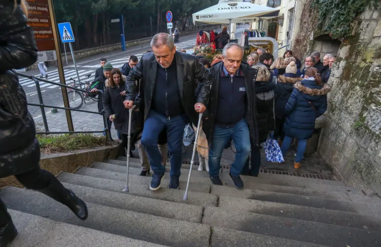 Iako je jutros iza&scaron;ao iz bolnice gdje se liječio od plućne embolije zagrebački gradonačelnik Milan Bandić je već večeras obi&scaron;ao hvaljeni Advent u Zagrebu. Niti &scaron;take ga nisu zaustavile u &scaron;etnji centrom grada.