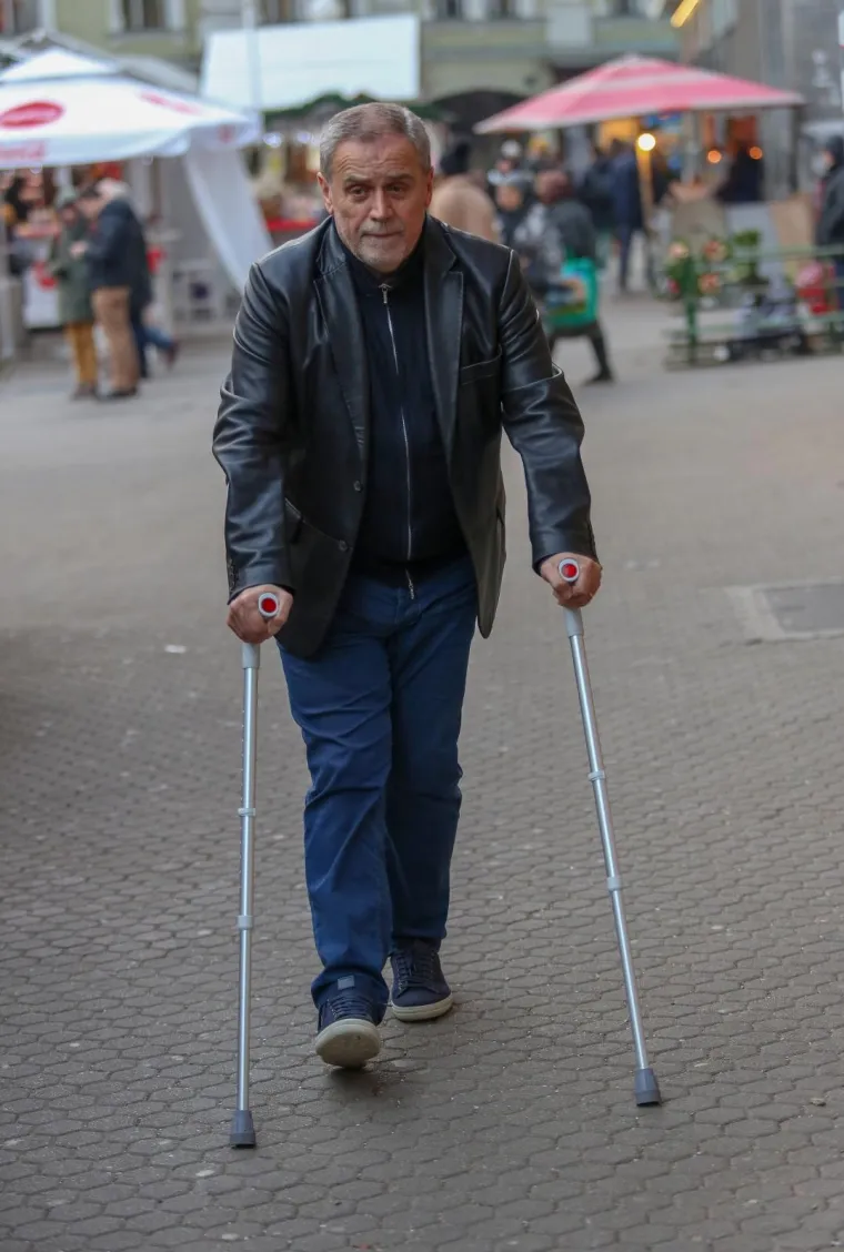 Iako je jutros iza&scaron;ao iz bolnice gdje se liječio od plućne embolije zagrebački gradonačelnik Milan Bandić je već večeras obi&scaron;ao hvaljeni Advent u Zagrebu. Niti &scaron;take ga nisu zaustavile u &scaron;etnji centrom grada.