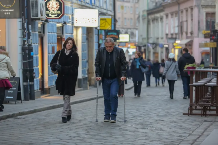 Iako je jutros iza&scaron;ao iz bolnice gdje se liječio od plućne embolije zagrebački gradonačelnik Milan Bandić je već večeras obi&scaron;ao hvaljeni Advent u Zagrebu. Niti &scaron;take ga nisu zaustavile u &scaron;etnji centrom grada.
