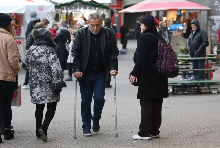 Iako je jutros iza&scaron;ao iz bolnice gdje se liječio od plućne embolije zagrebački gradonačelnik Milan Bandić je već večeras obi&scaron;ao hvaljeni Advent u Zagrebu. Niti &scaron;take ga nisu zaustavile u &scaron;etnji centrom grada.