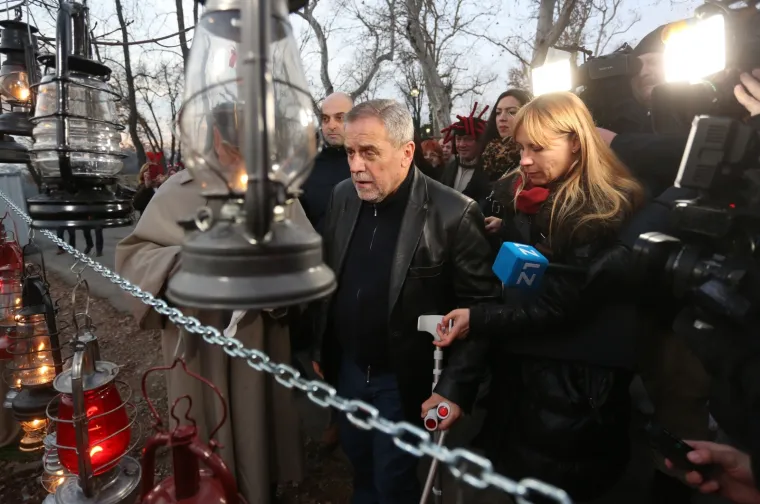 Iako je jutros iza&scaron;ao iz bolnice gdje se liječio od plućne embolije zagrebački gradonačelnik Milan Bandić je već večeras obi&scaron;ao hvaljeni Advent u Zagrebu. Niti &scaron;take ga nisu zaustavile u &scaron;etnji centrom grada.