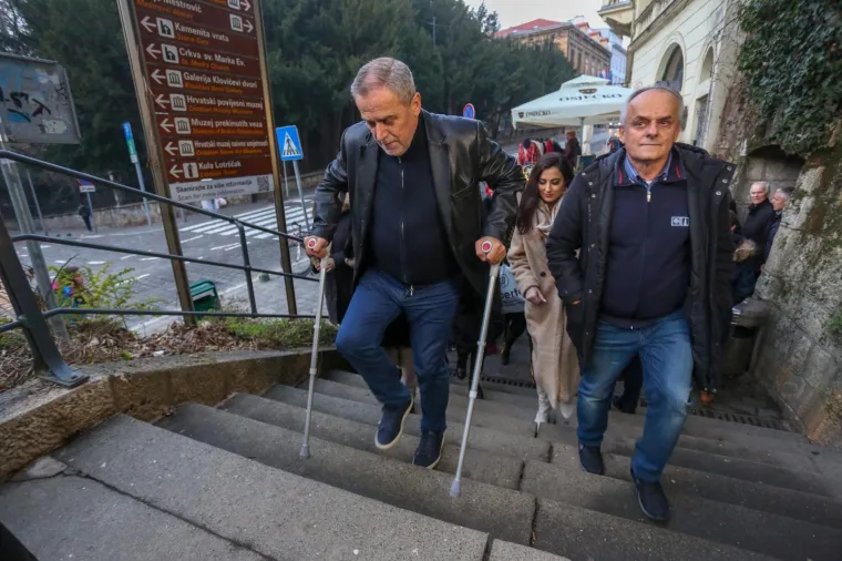 Iako je jutros iza&scaron;ao iz bolnice gdje se liječio od plućne embolije zagrebački gradonačelnik Milan Bandić je već večeras obi&scaron;ao hvaljeni Advent u Zagrebu. Niti &scaron;take ga nisu zaustavile u &scaron;etnji centrom grada.