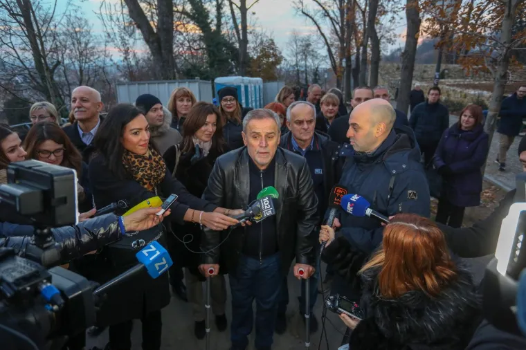 Iako je jutros iza&scaron;ao iz bolnice gdje se liječio od plućne embolije zagrebački gradonačelnik Milan Bandić je već večeras obi&scaron;ao hvaljeni Advent u Zagrebu. Niti &scaron;take ga nisu zaustavile u &scaron;etnji centrom grada.