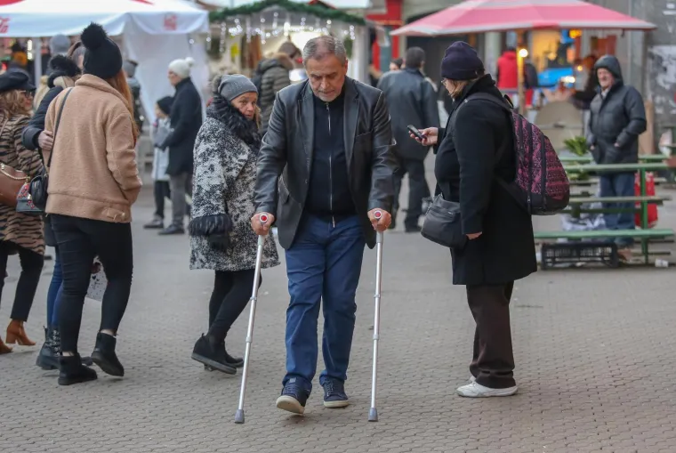 Iako je jutros iza&scaron;ao iz bolnice gdje se liječio od plućne embolije zagrebački gradonačelnik Milan Bandić je već večeras obi&scaron;ao hvaljeni Advent u Zagrebu. Niti &scaron;take ga nisu zaustavile u &scaron;etnji centrom grada.