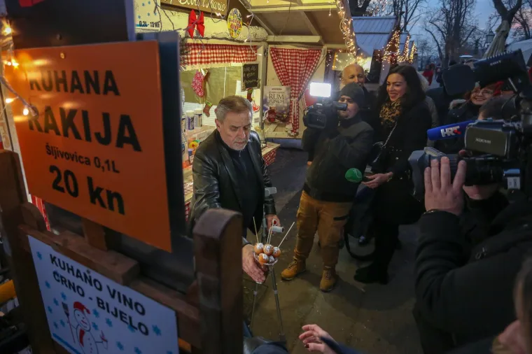 Iako je jutros iza&scaron;ao iz bolnice gdje se liječio od plućne embolije zagrebački gradonačelnik Milan Bandić je već večeras obi&scaron;ao hvaljeni Advent u Zagrebu. Niti &scaron;take ga nisu zaustavile u &scaron;etnji centrom grada.