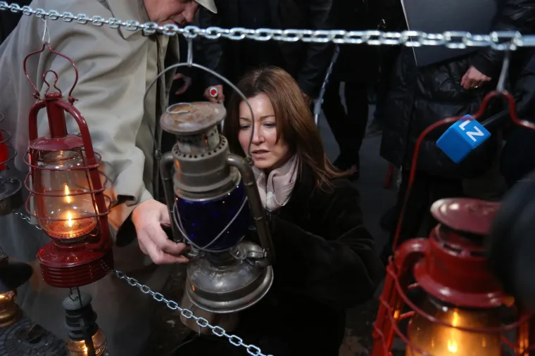 Iako je jutros iza&scaron;ao iz bolnice gdje se liječio od plućne embolije zagrebački gradonačelnik Milan Bandić je već večeras obi&scaron;ao hvaljeni Advent u Zagrebu. Niti &scaron;take ga nisu zaustavile u &scaron;etnji centrom grada.