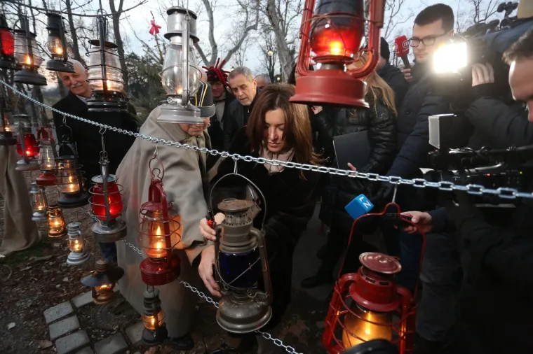 Iako je jutros iza&scaron;ao iz bolnice gdje se liječio od plućne embolije zagrebački gradonačelnik Milan Bandić je već večeras obi&scaron;ao hvaljeni Advent u Zagrebu. Niti &scaron;take ga nisu zaustavile u &scaron;etnji centrom grada.