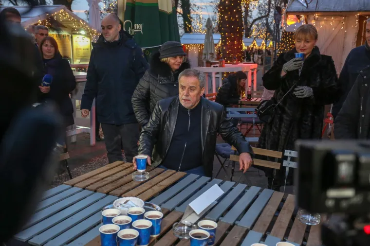 Iako je jutros iza&scaron;ao iz bolnice gdje se liječio od plućne embolije zagrebački gradonačelnik Milan Bandić je već večeras obi&scaron;ao hvaljeni Advent u Zagrebu. Niti &scaron;take ga nisu zaustavile u &scaron;etnji centrom grada.
