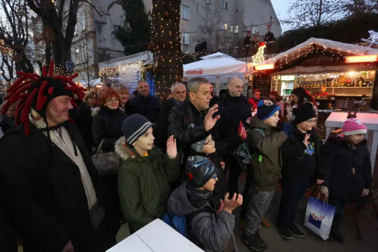 Iako je jutros iza&scaron;ao iz bolnice gdje se liječio od plućne embolije zagrebački gradonačelnik Milan Bandić je već večeras obi&scaron;ao hvaljeni Advent u Zagrebu. Niti &scaron;take ga nisu zaustavile u &scaron;etnji centrom grada.