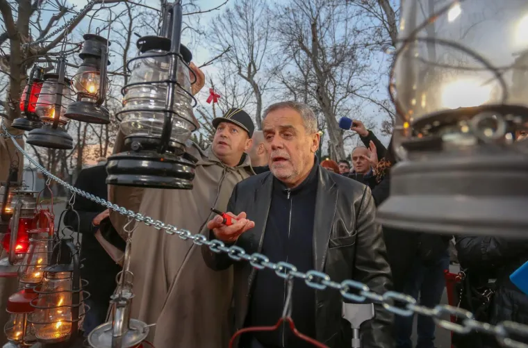 Iako je jutros iza&scaron;ao iz bolnice gdje se liječio od plućne embolije zagrebački gradonačelnik Milan Bandić je već večeras obi&scaron;ao hvaljeni Advent u Zagrebu. Niti &scaron;take ga nisu zaustavile u &scaron;etnji centrom grada.