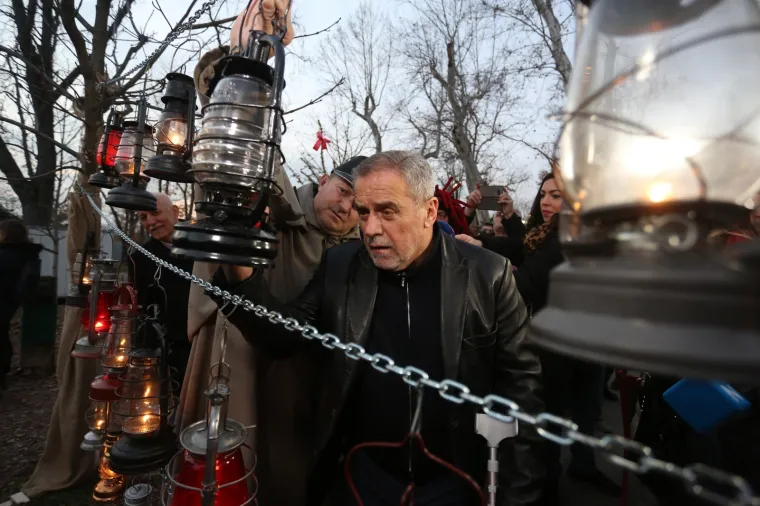 Iako je jutros iza&scaron;ao iz bolnice gdje se liječio od plućne embolije zagrebački gradonačelnik Milan Bandić je već večeras obi&scaron;ao hvaljeni Advent u Zagrebu. Niti &scaron;take ga nisu zaustavile u &scaron;etnji centrom grada.