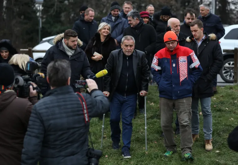 LIVADA NA CMROKU SPREMNA JE ZA SANJKANJE: Gradonačelnika ni štake nisu spriječile da otvori sezonu
