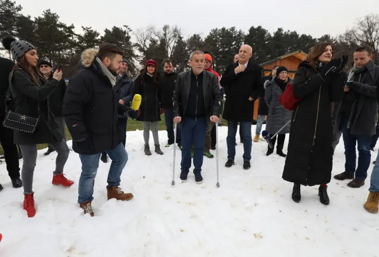LIVADA NA CMROKU SPREMNA JE ZA SANJKANJE: Gradonačelnika ni štake nisu spriječile da otvori sezonu