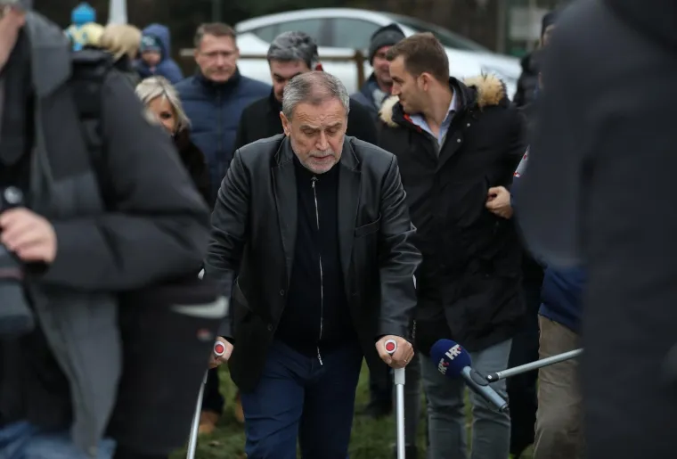 LIVADA NA CMROKU SPREMNA JE ZA SANJKANJE: Gradonačelnika ni štake nisu spriječile da otvori sezonu