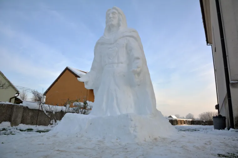 U dvorištu župne crkve Svetog Ilije proroka u malom slavonskom selu Orubica osvanula je neobična skulptura od snijega. Marko Rizvić je, uz pomoć majke France i prijatelja Tina, pred crkvom od snijega izradio Isus. Snježni Isus visok je 3,5 metra, a za izradu im je trebalo 4 sata.
