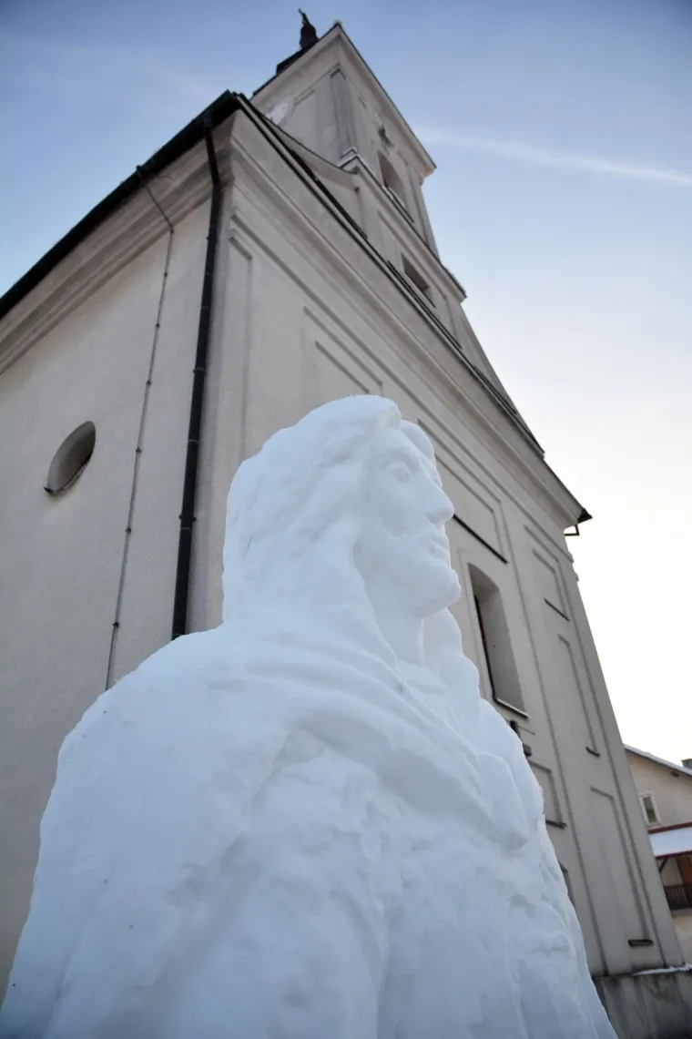 U dvorištu župne crkve Svetog Ilije proroka u malom slavonskom selu Orubica osvanula je neobična skulptura od snijega. Marko Rizvić je, uz pomoć majke France i prijatelja Tina, pred crkvom od snijega izradio Isus. Snježni Isus visok je 3,5 metra, a za izradu im je trebalo 4 sata.