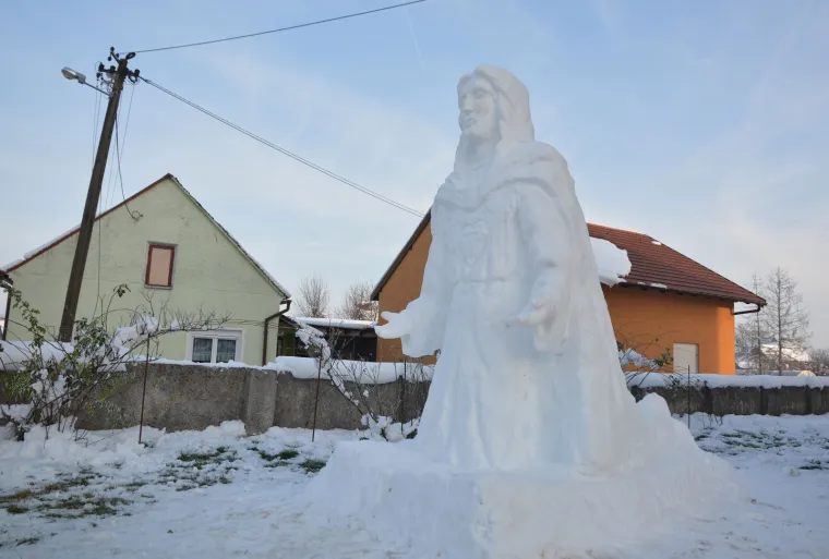 U dvorištu župne crkve Svetog Ilije proroka u malom slavonskom selu Orubica osvanula je neobična skulptura od snijega. Marko Rizvić je, uz pomoć majke France i prijatelja Tina, pred crkvom od snijega izradio Isus. Snježni Isus visok je 3,5 metra, a za izradu im je trebalo 4 sata.