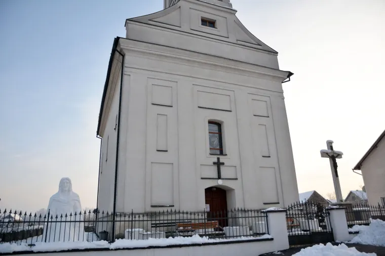 U dvorištu župne crkve Svetog Ilije proroka u malom slavonskom selu Orubica osvanula je neobična skulptura od snijega. Marko Rizvić je, uz pomoć majke France i prijatelja Tina, pred crkvom od snijega izradio Isus. Snježni Isus visok je 3,5 metra, a za izradu im je trebalo 4 sata.