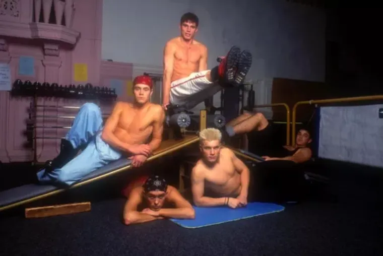 Povratak u '90: Otrcane fotografije s albuma boy bendova toliko su lo&scaron;e da su toliko dobre