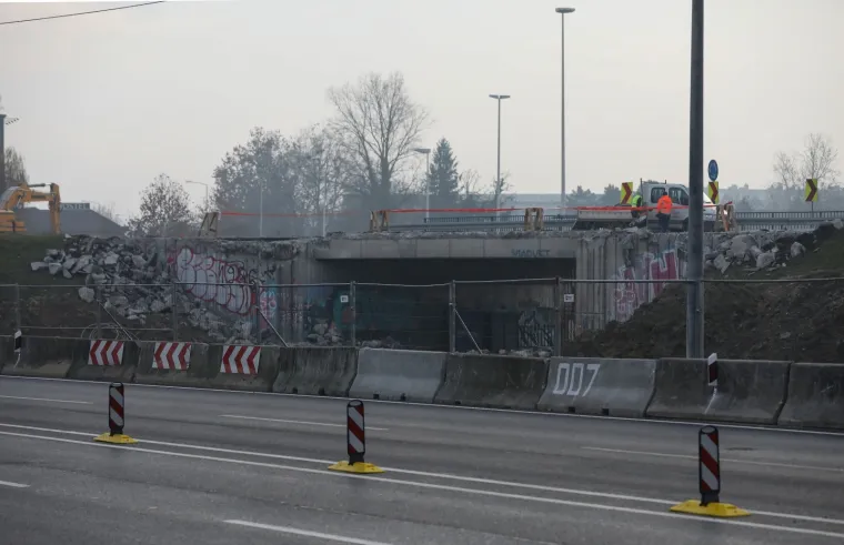 Dio remetinečkog rotora, koji je pro&scaron;le nedjelje zatvoren za promet, sru&scaron;en je zbog rekonstrukcije koja će trajati do 2020. godine