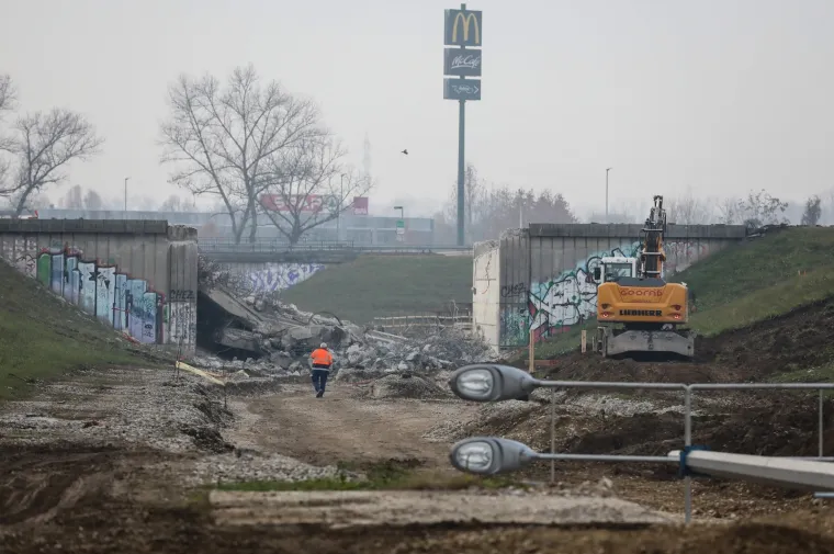 Dio remetinečkog rotora, koji je pro&scaron;le nedjelje zatvoren za promet, sru&scaron;en je zbog rekonstrukcije koja će trajati do 2020. godine