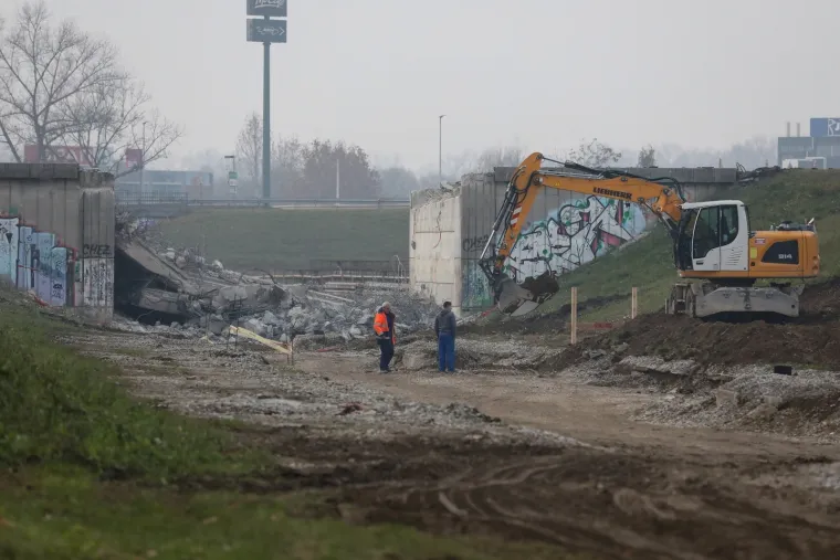 Dio remetinečkog rotora, koji je pro&scaron;le nedjelje zatvoren za promet, sru&scaron;en je zbog rekonstrukcije koja će trajati do 2020. godine