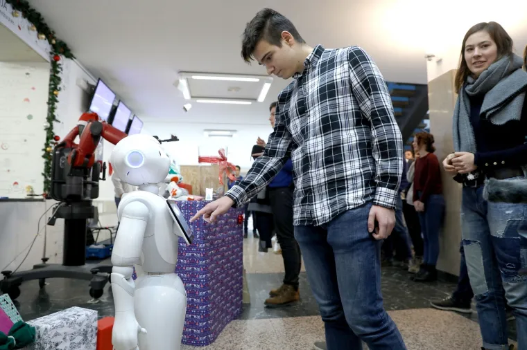 Spektakularno: Roboti u humanitarnoj akciji pripremali i posluživali kuhano vino i kolače!