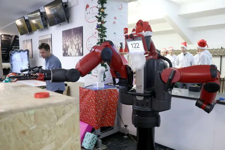Spektakularno: Roboti u humanitarnoj akciji pripremali i posluživali kuhano vino i kolače!