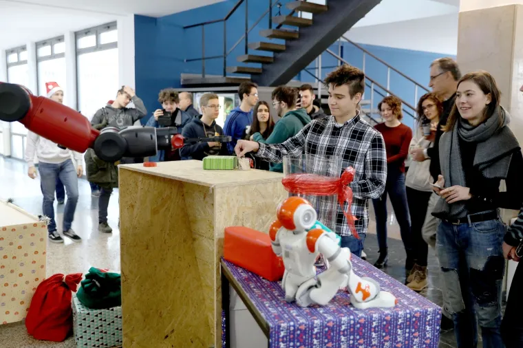 Spektakularno: Roboti u humanitarnoj akciji pripremali i posluživali kuhano vino i kolače!