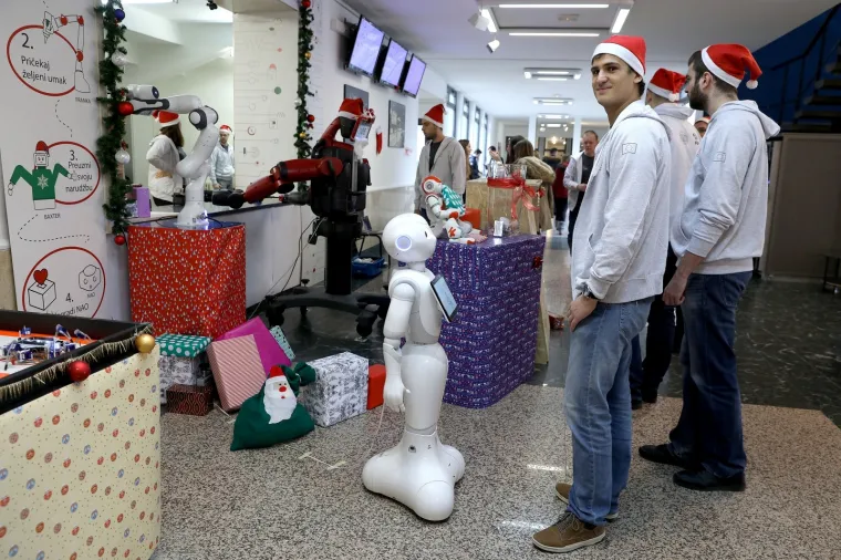 Spektakularno: Roboti u humanitarnoj akciji pripremali i posluživali kuhano vino i kolače!