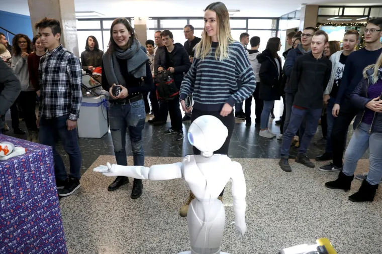 Spektakularno: Roboti u humanitarnoj akciji pripremali i posluživali kuhano vino i kolače!