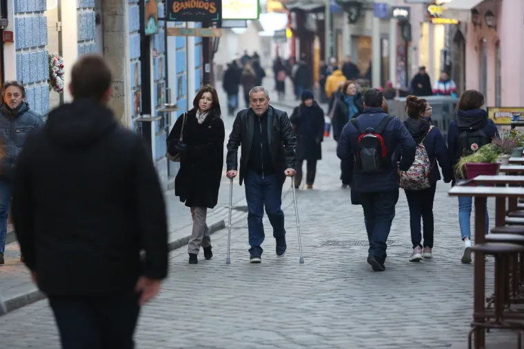 Iako je jutros iza&scaron;ao iz bolnice gdje se liječio od plućne embolije zagrebački gradonačelnik Milan Bandić je već večeras obi&scaron;ao hvaljeni Advent u Zagrebu. Niti &scaron;take ga nisu zaustavile u &scaron;etnji centrom grada.