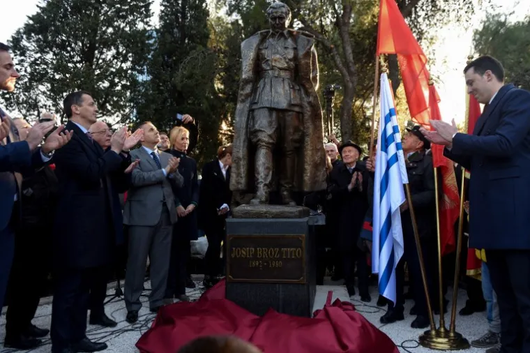 Oduševljeni što se Tito "vratio u svoj grad", više stotina građana mahalo je zastavama bivše Jugoslavije i pjevalo revolucionarne pjesme iz Drugog svjetskog rata.