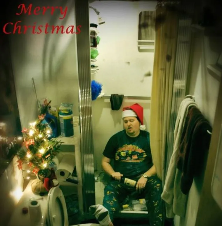 John Cessna komičar je kojeg je majka jo&scaron; davne 2008. godine molila da se otrijezni i da sam &scaron;alje božićne čestitke. Njen savjet ba&scaron; i nije poslu&scaron;ao, ba&scaron; naprotiv - odlučio joj je slati slike kako se protivi 'ozdravljenju'. Majci su slike sad već i simpatične, kao i korisnicima dru&scaron;tvenih mreža. Postao je viralni hit, a razlog je poprilično jasan.