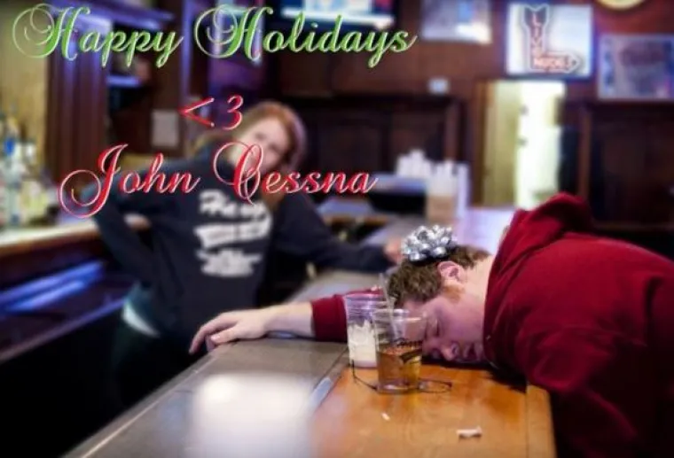 John Cessna komičar je kojeg je majka jo&scaron; davne 2008. godine molila da se otrijezni i da sam &scaron;alje božićne čestitke. Njen savjet ba&scaron; i nije poslu&scaron;ao, ba&scaron; naprotiv - odlučio joj je slati slike kako se protivi 'ozdravljenju'. Majci su slike sad već i simpatične, kao i korisnicima dru&scaron;tvenih mreža. Postao je viralni hit, a razlog je poprilično jasan.