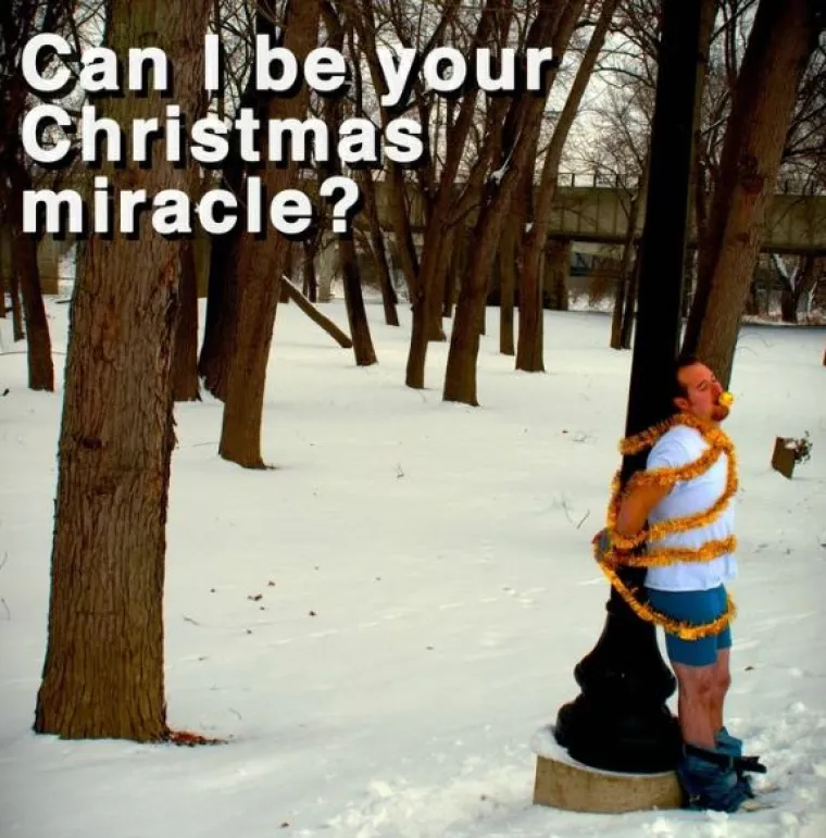 John Cessna komičar je kojeg je majka jo&scaron; davne 2008. godine molila da se otrijezni i da sam &scaron;alje božićne čestitke. Njen savjet ba&scaron; i nije poslu&scaron;ao, ba&scaron; naprotiv - odlučio joj je slati slike kako se protivi 'ozdravljenju'. Majci su slike sad već i simpatične, kao i korisnicima dru&scaron;tvenih mreža. Postao je viralni hit, a razlog je poprilično jasan.