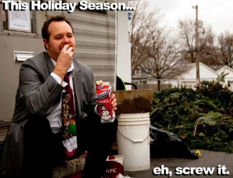 John Cessna komičar je kojeg je majka jo&scaron; davne 2008. godine molila da se otrijezni i da sam &scaron;alje božićne čestitke. Njen savjet ba&scaron; i nije poslu&scaron;ao, ba&scaron; naprotiv - odlučio joj je slati slike kako se protivi 'ozdravljenju'. Majci su slike sad već i simpatične, kao i korisnicima dru&scaron;tvenih mreža. Postao je viralni hit, a razlog je poprilično jasan.