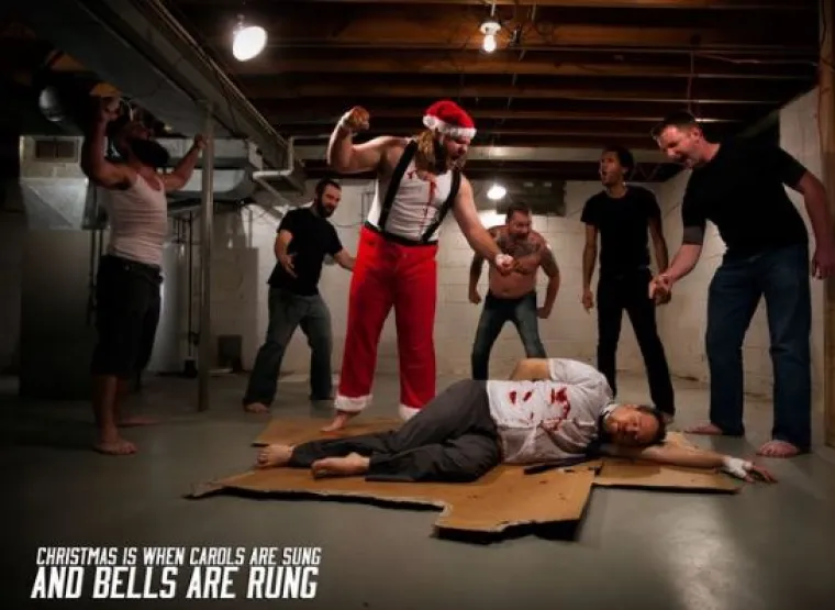 John Cessna komičar je kojeg je majka jo&scaron; davne 2008. godine molila da se otrijezni i da sam &scaron;alje božićne čestitke. Njen savjet ba&scaron; i nije poslu&scaron;ao, ba&scaron; naprotiv - odlučio joj je slati slike kako se protivi 'ozdravljenju'. Majci su slike sad već i simpatične, kao i korisnicima dru&scaron;tvenih mreža. Postao je viralni hit, a razlog je poprilično jasan.