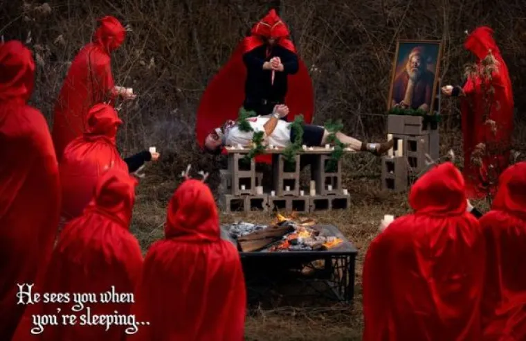 John Cessna komičar je kojeg je majka jo&scaron; davne 2008. godine molila da se otrijezni i da sam &scaron;alje božićne čestitke. Njen savjet ba&scaron; i nije poslu&scaron;ao, ba&scaron; naprotiv - odlučio joj je slati slike kako se protivi 'ozdravljenju'. Majci su slike sad već i simpatične, kao i korisnicima dru&scaron;tvenih mreža. Postao je viralni hit, a razlog je poprilično jasan.