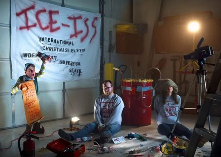 John Cessna komičar je kojeg je majka jo&scaron; davne 2008. godine molila da se otrijezni i da sam &scaron;alje božićne čestitke. Njen savjet ba&scaron; i nije poslu&scaron;ao, ba&scaron; naprotiv - odlučio joj je slati slike kako se protivi 'ozdravljenju'. Majci su slike sad već i simpatične, kao i korisnicima dru&scaron;tvenih mreža. Postao je viralni hit, a razlog je poprilično jasan.