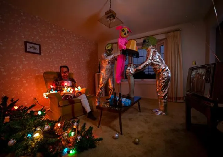 John Cessna komičar je kojeg je majka jo&scaron; davne 2008. godine molila da se otrijezni i da sam &scaron;alje božićne čestitke. Njen savjet ba&scaron; i nije poslu&scaron;ao, ba&scaron; naprotiv - odlučio joj je slati slike kako se protivi 'ozdravljenju'. Majci su slike sad već i simpatične, kao i korisnicima dru&scaron;tvenih mreža. Postao je viralni hit, a razlog je poprilično jasan.