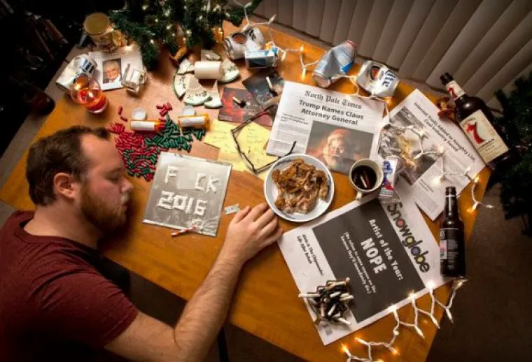 John Cessna komičar je kojeg je majka jo&scaron; davne 2008. godine molila da se otrijezni i da sam &scaron;alje božićne čestitke. Njen savjet ba&scaron; i nije poslu&scaron;ao, ba&scaron; naprotiv - odlučio joj je slati slike kako se protivi 'ozdravljenju'. Majci su slike sad već i simpatične, kao i korisnicima dru&scaron;tvenih mreža. Postao je viralni hit, a razlog je poprilično jasan.