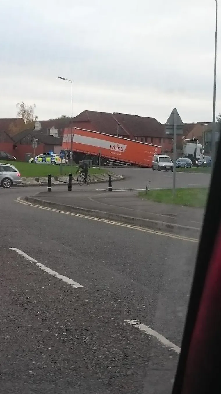 ZA KAOS NA CESTI NE TREBA REKONSTRUKCIJA ROTORA: Dosta je nekoliko ovakvih genijalaca na strate&scaron;kim točkama